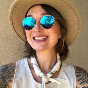 Meet your Posher, Lora